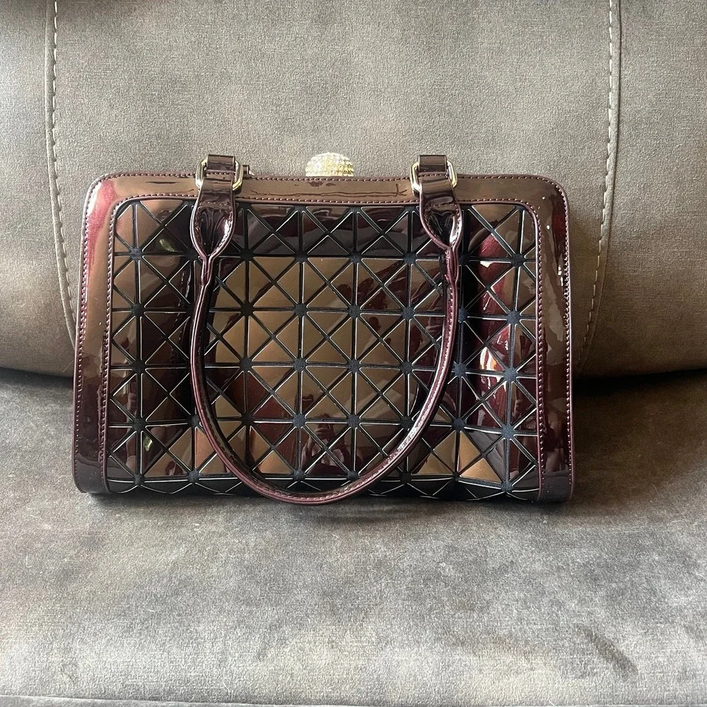 POSI‎ Geometric Shimmery Burgundy Purse